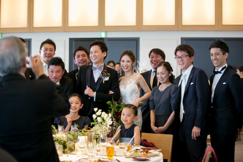 新郎新婦と家族の集合写真