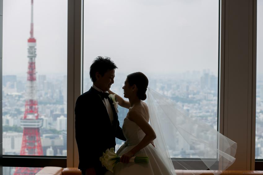 新郎新婦と東京タワーの画像